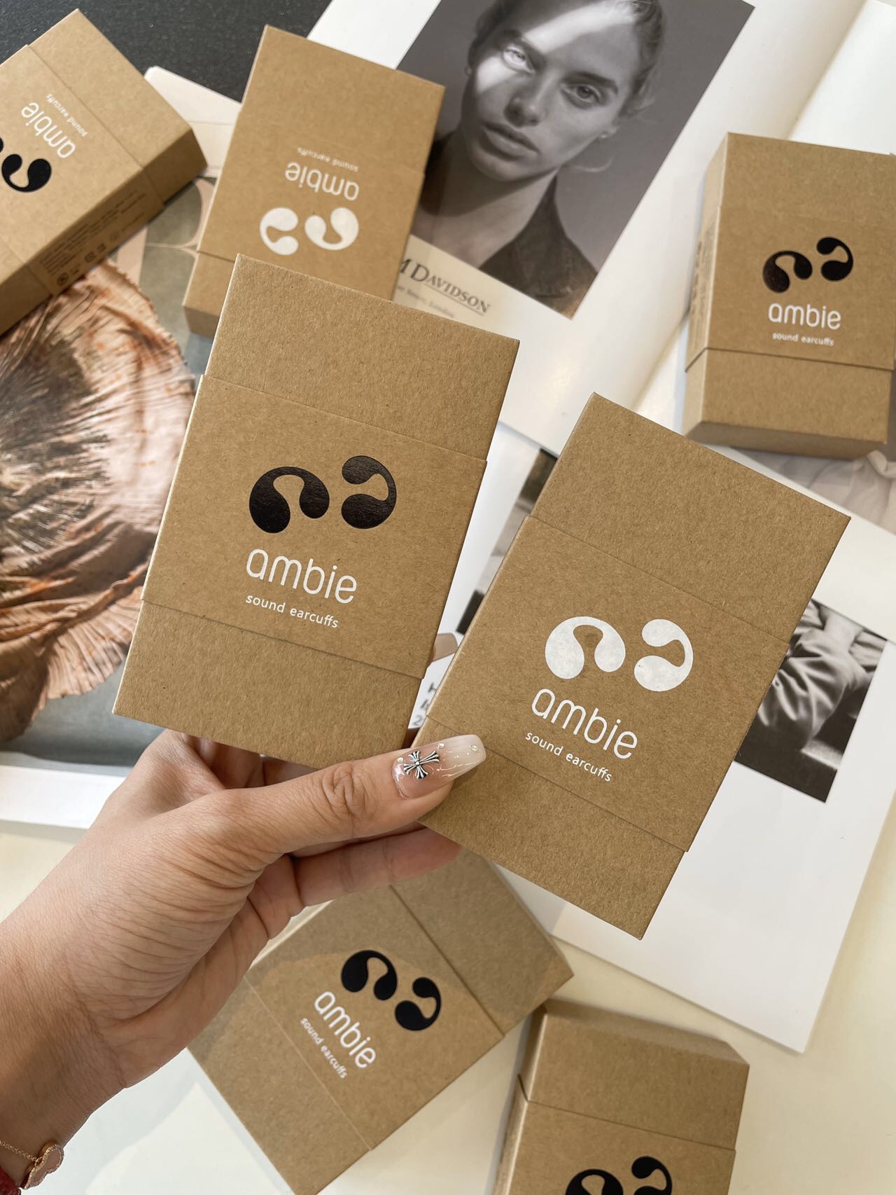 ambie是外耳夹式蓝牙耳机  第1张